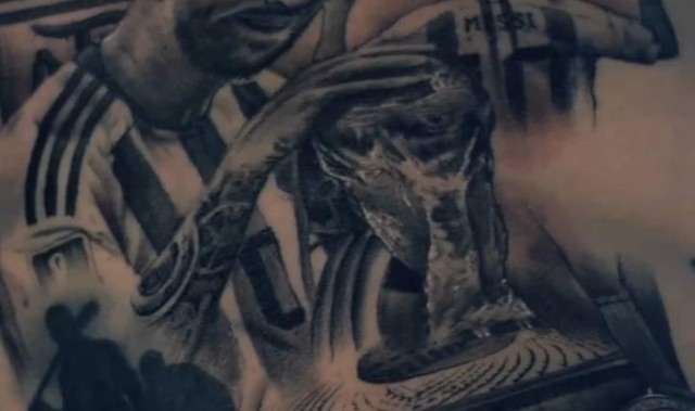 维尼修斯疑似挑衅奥塔门迪，后者掀开衣服展示世界杯冠军文身