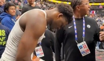 华体会体育官网-真宠粉！爱德华兹赛后送球衣&amp;鞋&amp;签名&amp;合照！球裤差点脱掉